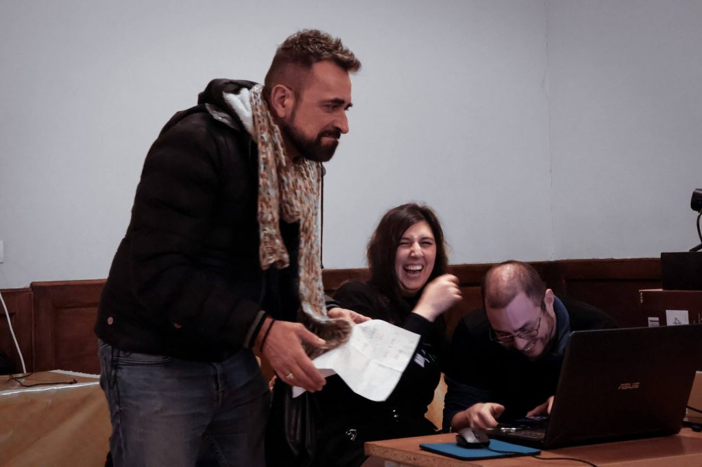 photo_5782842756337175987_w