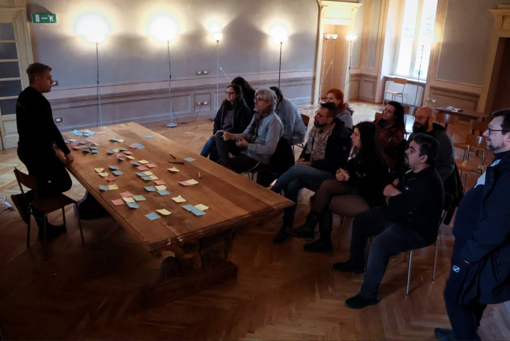 photo_5782842756337175992_w